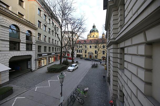 Von oben: der Salvatorplatz mit Luitpoldblock und Literaturhaus (r.). Von oben: der Salvatorplatz mit Luitpoldblock und Literaturhaus (r.).