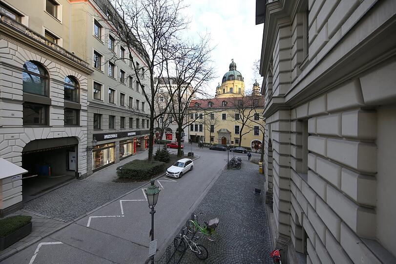 Von oben: der Salvatorplatz mit Luitpoldblock und Literaturhaus (r.).