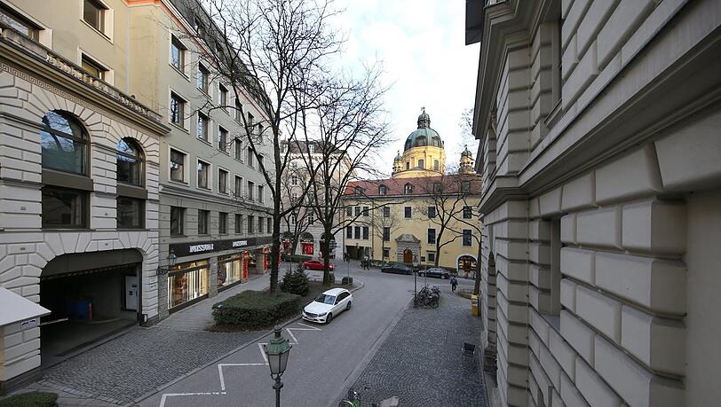 Von oben: der Salvatorplatz mit Luitpoldblock und Literaturhaus (r.). Von oben: der Salvatorplatz mit Luitpoldblock und Literaturhaus (r.).