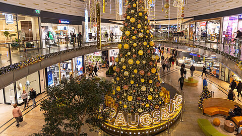 Der zwölf Meter hohe Baum unter der Glaskuppel der City-Galerie sorgt für eine schöne Weihnachtsstimmung.