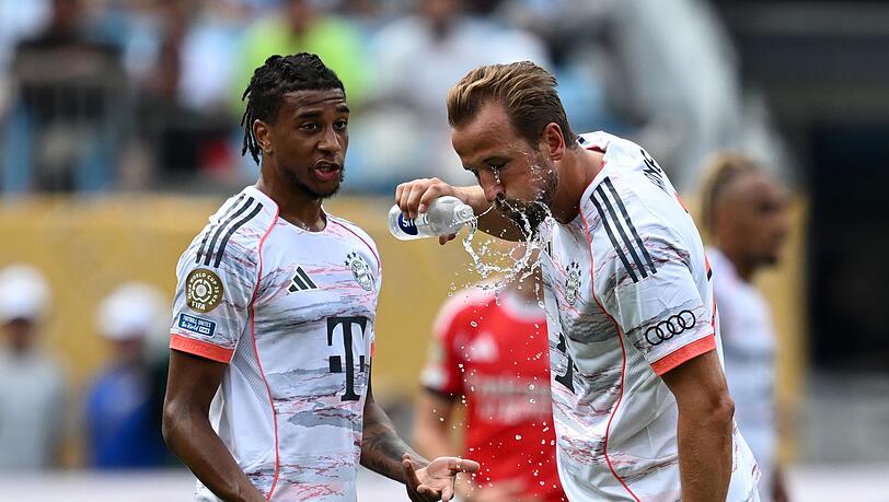Trinken, trinken, trinken: Harry Kane nutzt eine Spielpause.