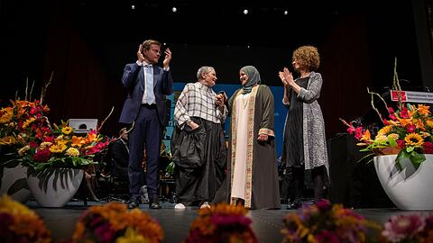 Der Nürnberger OB König (l.) applaudiert.