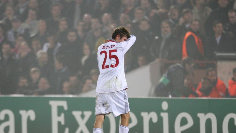 Bitterer Abgang eines Aufsteigers: Thomas Müller trottet nach Gelb-Rot vom Platz Bitterer Abgang eines Aufsteigers: Thomas Müller trottet nach Gelb-Rot vom Platz