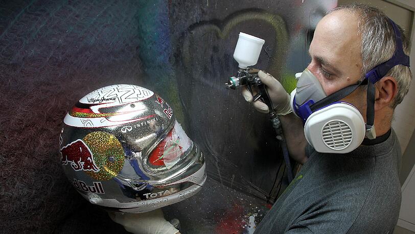 Jens Munser gestaltet den neuen Helm für Sebastian Vettel. Jens Munser gestaltet den neuen Helm für Sebastian Vettel.