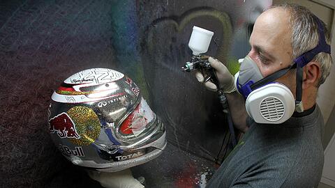 Jens Munser gestaltet den neuen Helm für Sebastian Vettel.