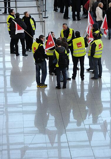 Streik am Münchner Flughafen: Die Lufthansa-Mitarbeiter legen die Arbeit nieder. Von 04 Uhr bis 12 Uhr sollen die Flieger am Boden bleiben. Die Bilder vom Münchner Airport.