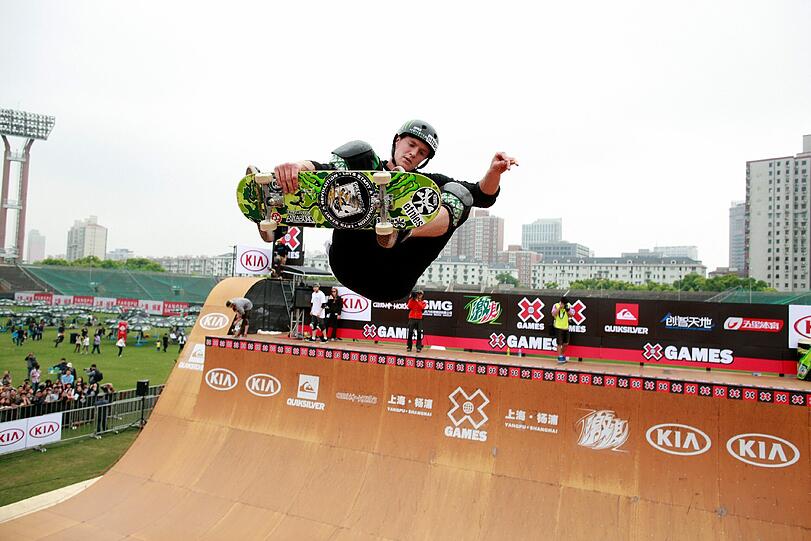 SKATEBOARD: DIE DISZIPLINEN: Auch die Skater starten beim Big Air von der riesigen Mega Ramp. Direkt nebenan steht die Halfpipe, in der die Disziplin Vert ausgetragen wird. Beim Park werden die Skater im gleichen poolähnlichen Parcours kreativ wie die BMX-Fahrer. Ebenfalls im Eis-Stadion geht die Disziplin Street League über die Bühne, wofür mehr als ein Monat lang ein spezieller Parcours mit Geländern und anderen Hindernissen gezimmert wurde. 
DIE GEFAHREN:Wer sich von der Mega Ramp runter lässt, muss mit allem rechnen, auch als Skateboarder.