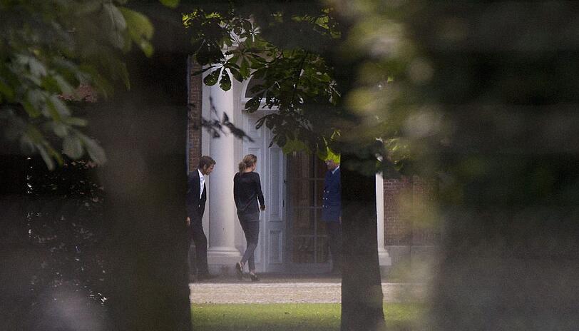 Prinz Maurits mit seiner Frau Prinzessin Marilene im Garten.
