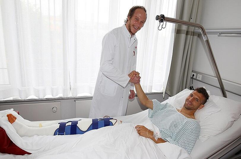 Guillermo Vallori nach der Operation im Krankenhaus mit Löwen-Doc Mathonia.