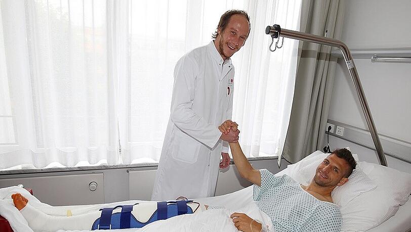 Guillermo Vallori nach der Operation im Krankenhaus mit Löwen-Doc Mathonia. Guillermo Vallori nach der Operation im Krankenhaus mit Löwen-Doc Mathonia.