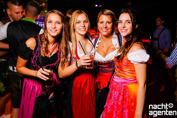 Im Neuraum feiert man Mingas schönste Jahreszeit an allen 16 Tagen!. Mehr Bilder vom Sonntag unter: href="http://www.nachtagenten.de/event/20.09.2015/neuraum/16-tage-wiesn-16-tage-neuraum.332616.html