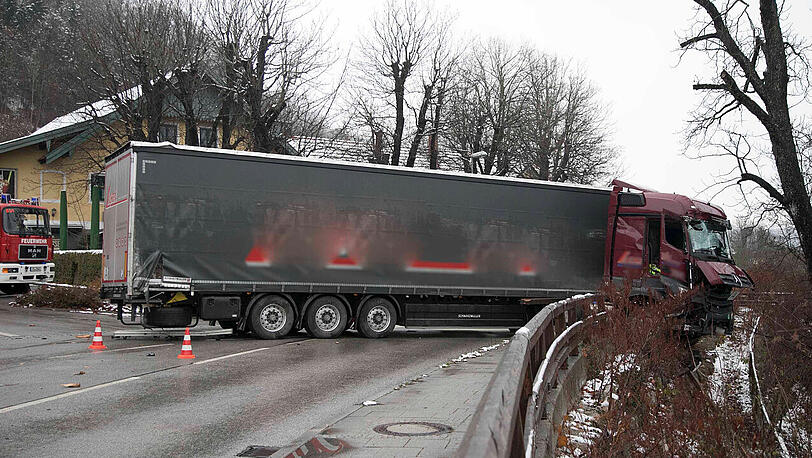 Eine Fahrt mit überhöhter Geschwindigkeit durch das oberbayerische Trostberg endet für den Fahrer eines Sattelzuges über dem Abgrund.