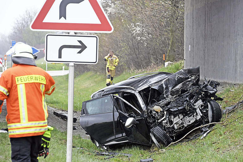 Tödlicher Unfall auf der A 94. Das Auto ging in Flammen auf.
