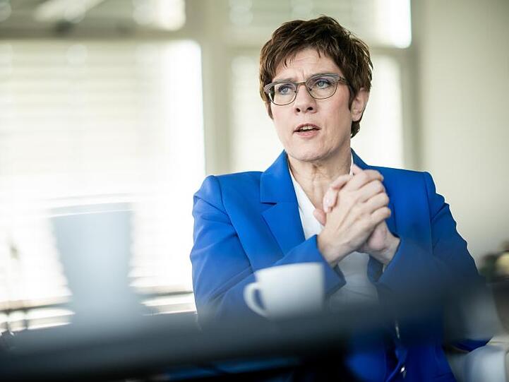 CDU-Chefin Annegret Kramp-Karrenbauer im Gespräch.