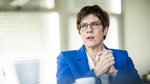 CDU-Chefin Annegret Kramp-Karrenbauer im Gespräch.