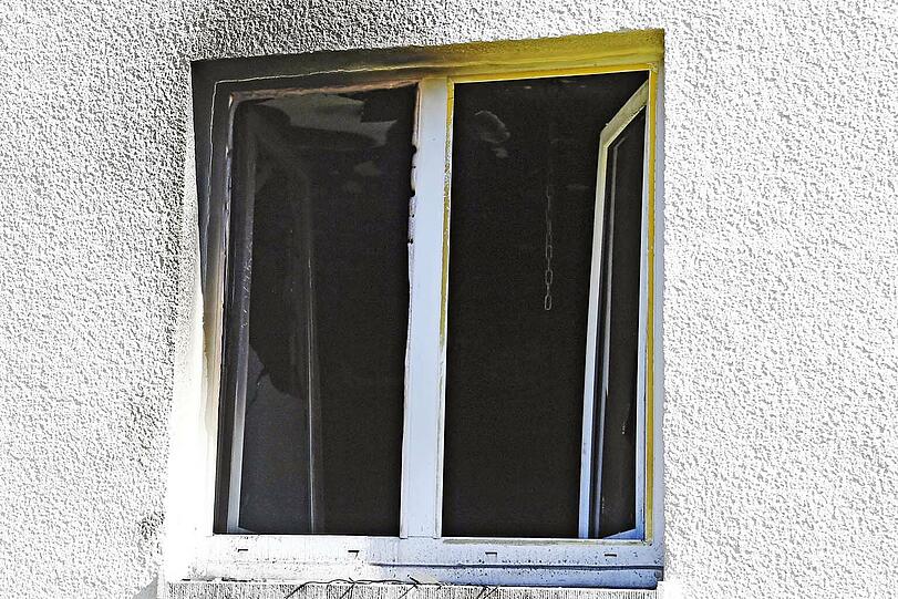 Der Brand war im Erdgeschoss des Mehrfamilienhauses ausgebrochen und zerstörte die Wohnungseinrichtung zum großen Teil.