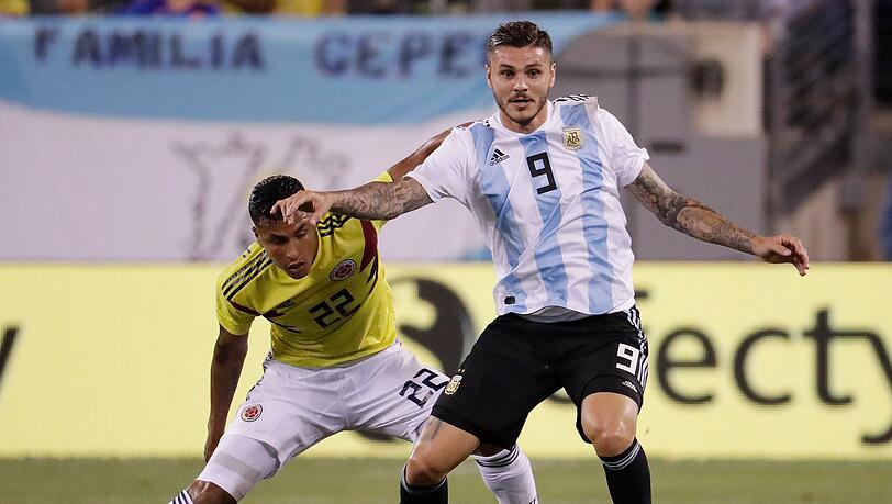 Kolumbiens Jeison Murillo (l) gegen Argentiniens Mauro Icardi.