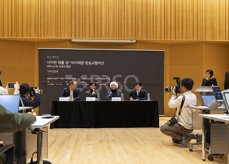 Pressekonferenz mit Simon Rattle in Seoul.