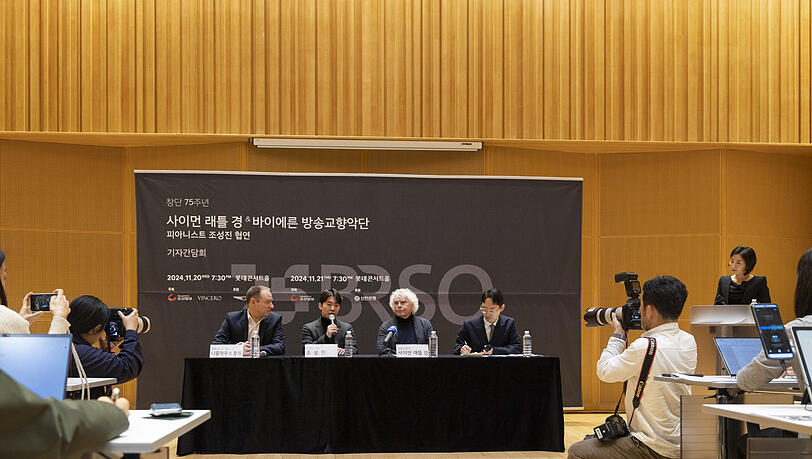 Pressekonferenz mit Simon Rattle in Seoul.