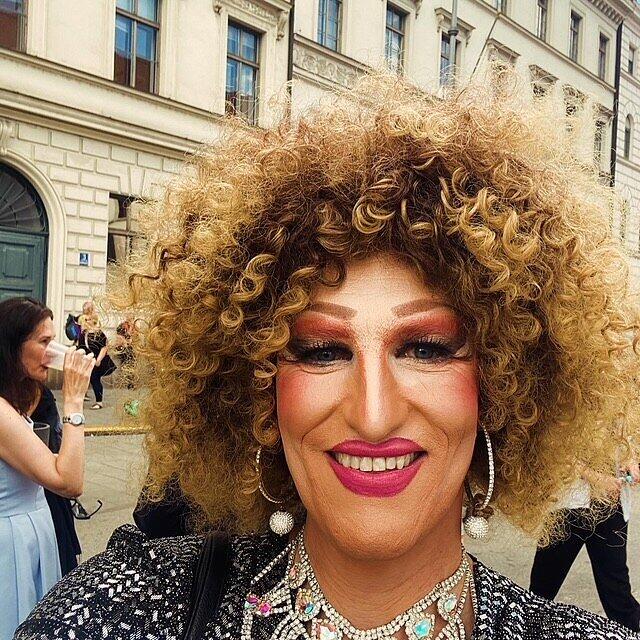 Für das Schminken braucht Matthias N. bis zu drei Stunden, bis er sich vollständig in Daphny Ryan verwandelt hat. Für das Schminken braucht Matthias N. bis zu drei Stunden, bis er sich vollständig in Daphny Ryan verwandelt hat.