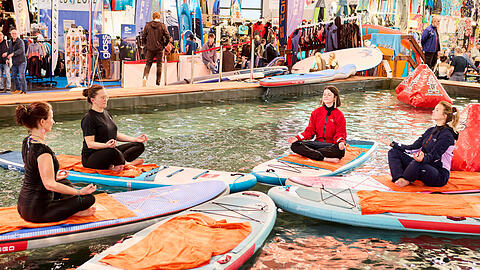 Schon mal Yoga auf einem SUP-Board gemacht? Auf der Reisemesse &bdquo;Free&ldquo; (18.-22. Februar 2026) kann man es ausprobieren.