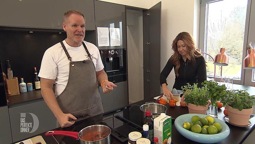 Michael hat sich bestens auf seinen Dinner-Tag vorbereitet und wird von Gattin Andrea unterst&uuml;tzt.