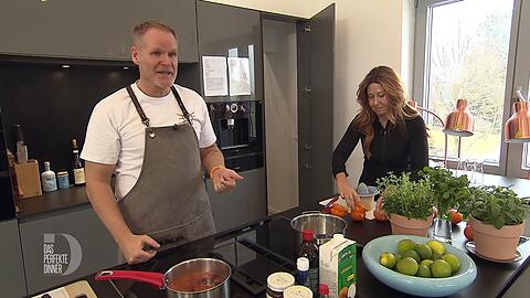 Michael hat sich bestens auf seinen Dinner-Tag vorbereitet und wird von Gattin Andrea unterst&uuml;tzt.
