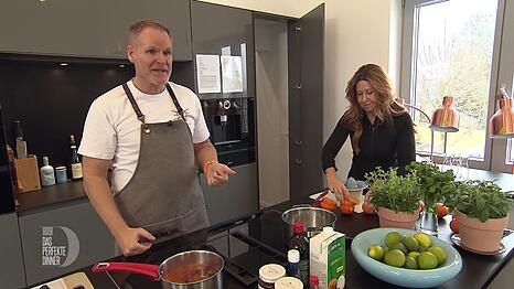 Michael hat sich bestens auf seinen Dinner-Tag vorbereitet und wird von Gattin Andrea unterst&uuml;tzt.