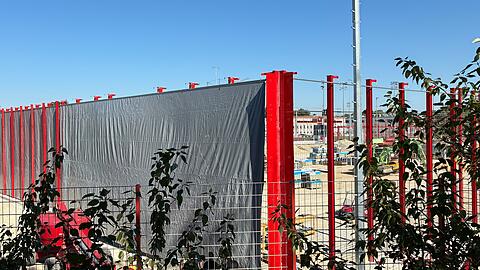 Die neue graue Plane an der S&auml;bener Stra&szlig;e: Der FC Bayern schottet sich ab.