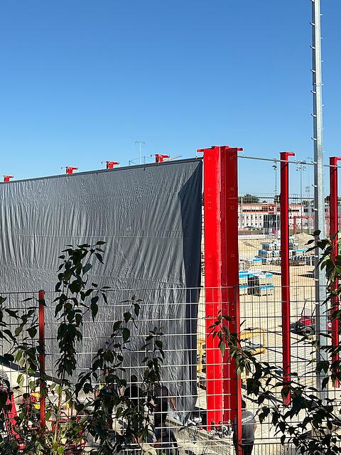 Die neue graue Plane an der S&auml;bener Stra&szlig;e: Der FC Bayern schottet sich ab.