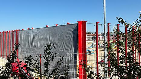 Die neue graue Plane an der S&auml;bener Stra&szlig;e: Der FC Bayern schottet sich ab.