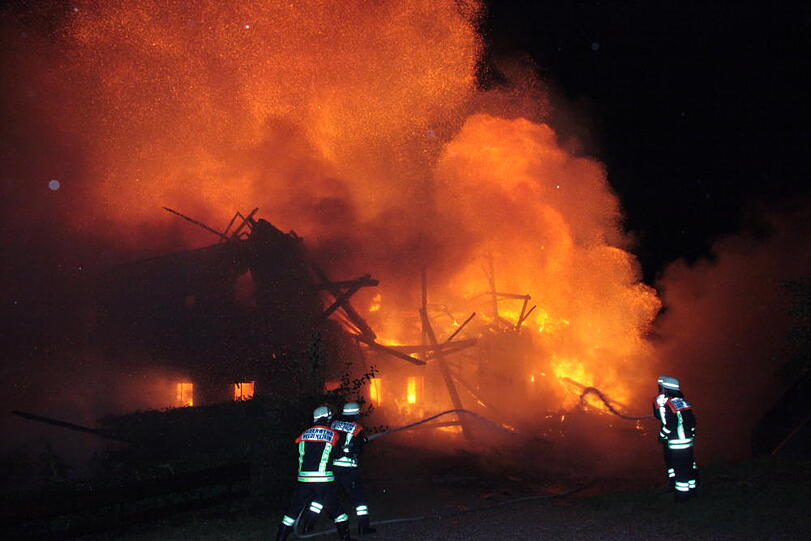 Feuerwehreinsatz in der Nacht zum Dienstag in Heldenstein: Ein Blitzschlag hat das Anwesen in Brand gesetzt. Es entstand ein Schaden in Höhe von einer halben Million Euro. Die Bilder vom Einsatz...