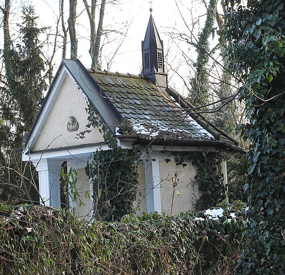 Mit Efeu bewachsen: eine Kapelle im Garten der denkmalgeschützten Villa Riedheim. Sie liegt in der Maria-Einsiedel-Straße 42.
