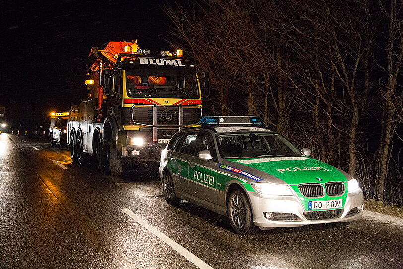 Ein mit Schnittholz beladener Lkw aus Slowenien ist am Montagabend gegen 18.30 Uhr von der Fahrbahn abgekommen und in ein Feld gekippt. Der Fahrer wurde leicht verletzt. Die Bilder