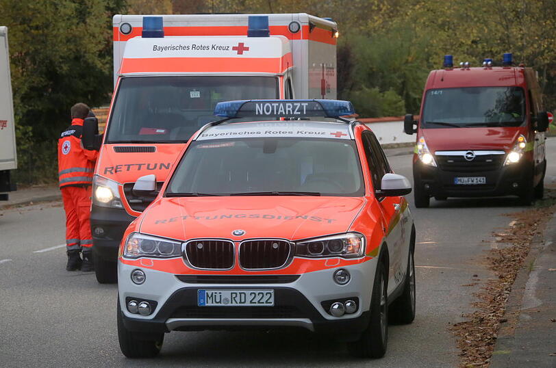 Der Anhänger ist zerstört, alle drei Unfallbeteiligten kamen ins Krankenhaus.