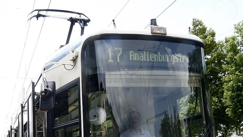 Eine Tram der Linie 17 wurde zu einer Vollbremsung gewungen. Eine Tram der Linie 17 wurde zu einer Vollbremsung gewungen.
