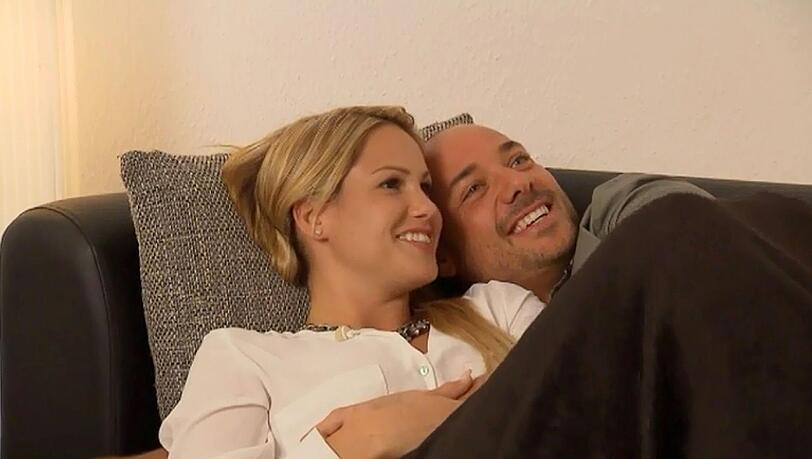 Christian und Angelina kuscheln. Christian und Angelina kuscheln.