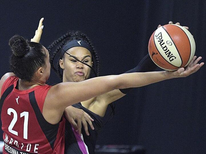 Satou Sabally (r) von den Dallas Wings in Aktion gegen Kayla McBride von den Las Vegas Aces.