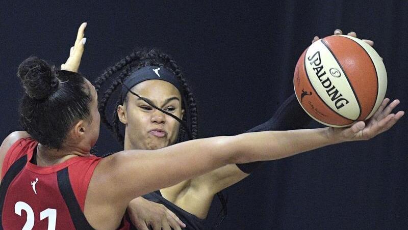 Satou Sabally (r) von den Dallas Wings in Aktion gegen Kayla McBride von den Las Vegas Aces. Satou Sabally (r) von den Dallas Wings in Aktion gegen Kayla McBride von den Las Vegas Aces.