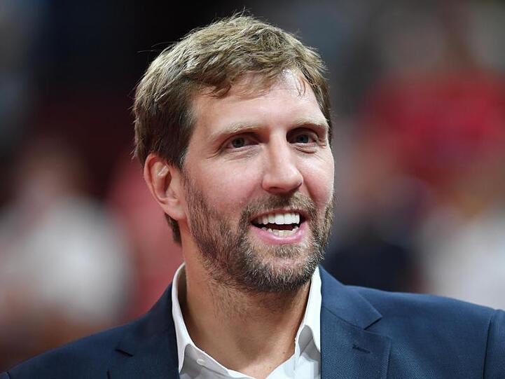 Dirk Nowitzki lächelt. Foto: Swen Pförtner/dpa/Archivbild