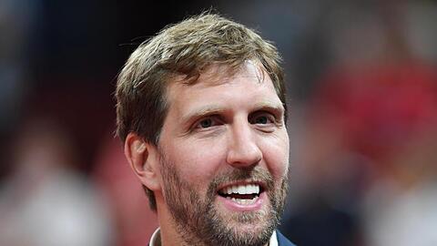 Dirk Nowitzki lächelt. Foto: Swen Pförtner/dpa/Archivbild