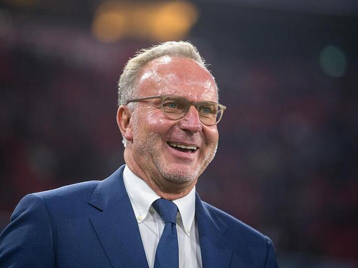 Karl-Heinz Rummenigge, Vorstandschef vom FC Bayern, steht vor Spielbeginn am Spielfeldrand. Foto: Matthias Balk/Archiv