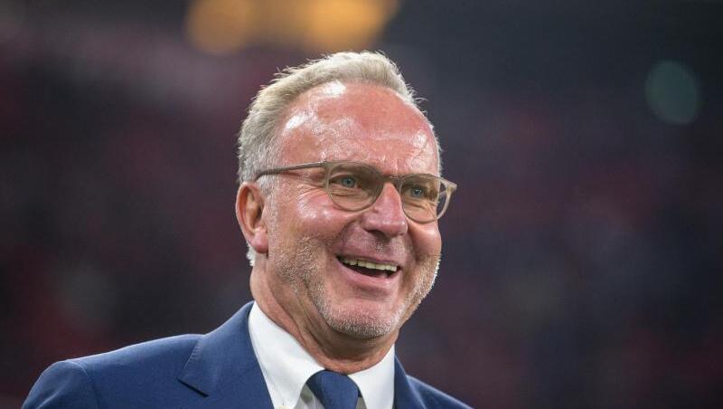 Karl-Heinz Rummenigge, Vorstandschef vom FC Bayern, steht vor Spielbeginn am Spielfeldrand. Foto: Matthias Balk/Archiv Karl-Heinz Rummenigge, Vorstandschef vom FC Bayern, steht vor Spielbeginn am Spielfeldrand. Foto: Matthias Balk/Archiv