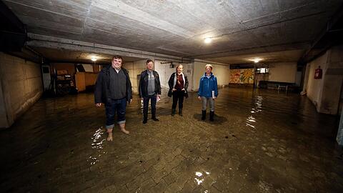 Das Hochwasser in der Genter Straße überflutet zahlreiche Keller der Anwohner.