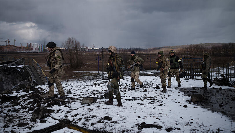 Ukrainische Soldaten auf einer zerstörten Brücke in Irpin, am Stadtrand von Kiew.