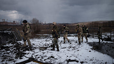 Ukrainische Soldaten auf einer zerstörten Brücke in Irpin, am Stadtrand von Kiew.