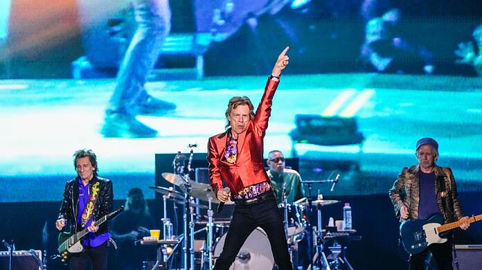 Mick Jagger (M.), Ronnie Wood (.l) und Keith Richards stehen während eines Konzerts der Rolling Stones auf der Bühne im Wanda Metropolitano Stadion.