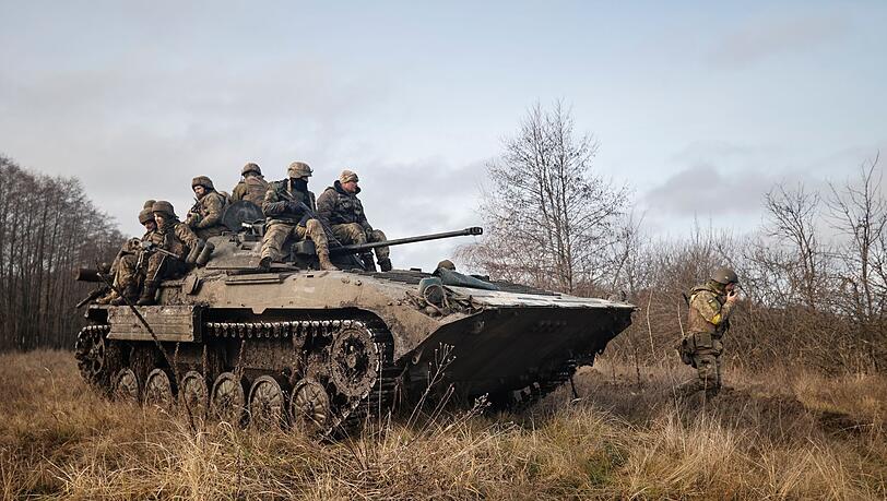 Ukrainische Soldaten beziehen Stellung an der Frontlinie in Donezk.