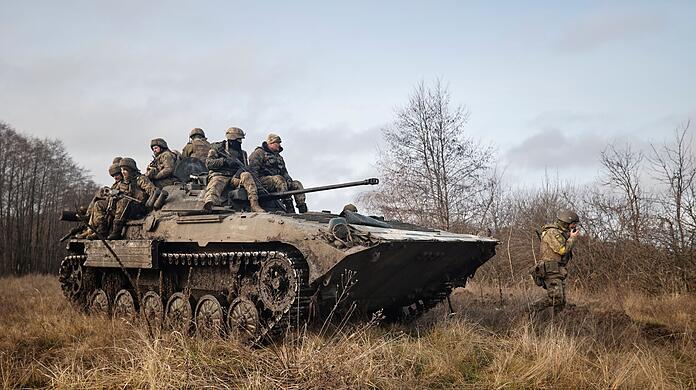 Ukrainische Soldaten beziehen Stellung an der Frontlinie in Donezk.