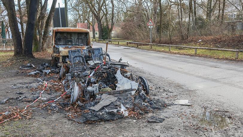 Seit dem 7. November 2022 stehen die beiden ausgebrannten Autowracks an der Forst-Kasten-Allee. Jetzt sollen sie möglichst bald abtransportiert werden. Seit dem 7. November 2022 stehen die beiden ausgebrannten Autowracks an der Forst-Kasten-Allee. Jetzt sollen sie möglichst bald abtransportiert werden.